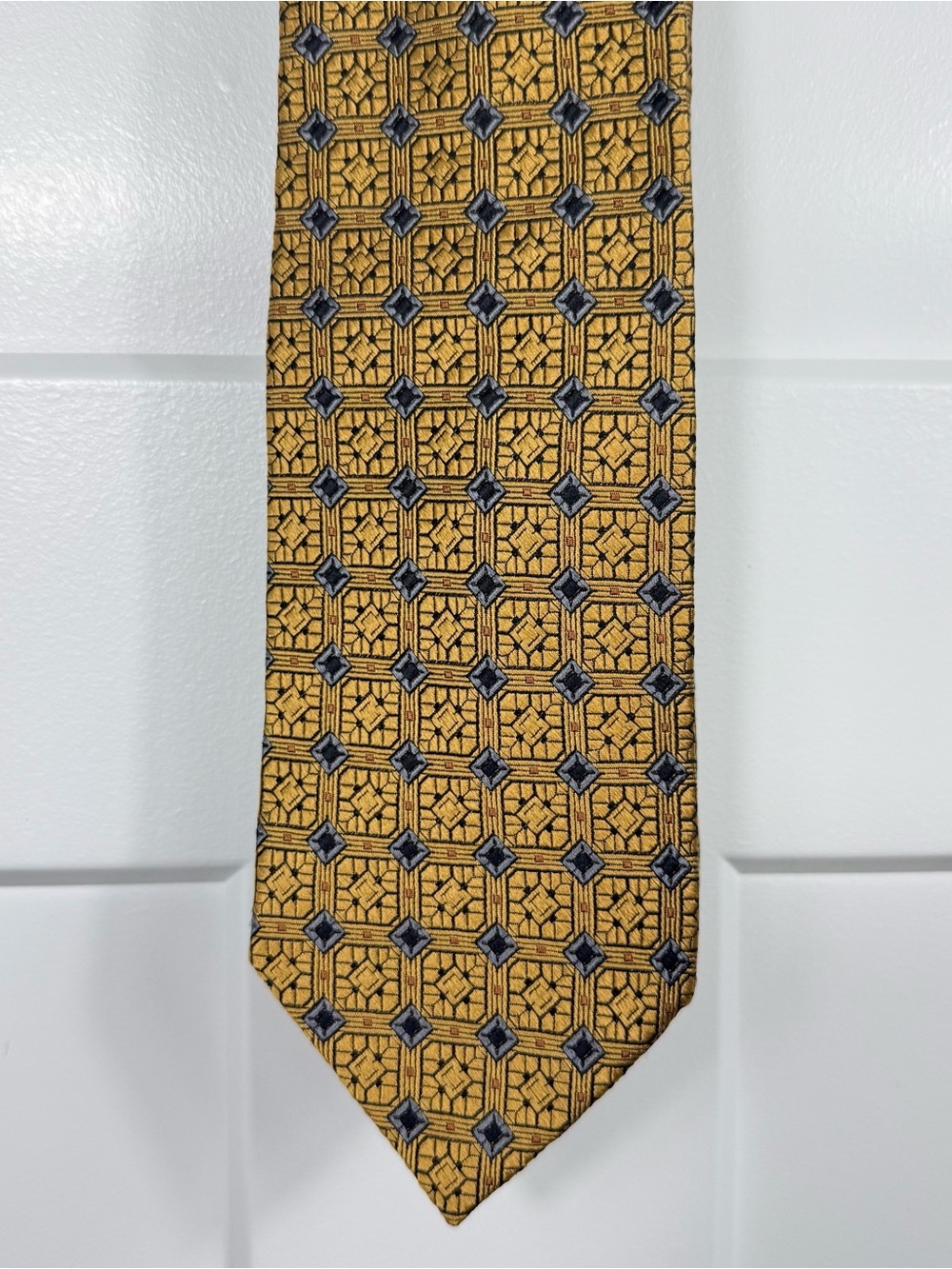 Jos. A. Bank Geometric Necktie 100% Silk Gold Black Made in Italy Mens Tie